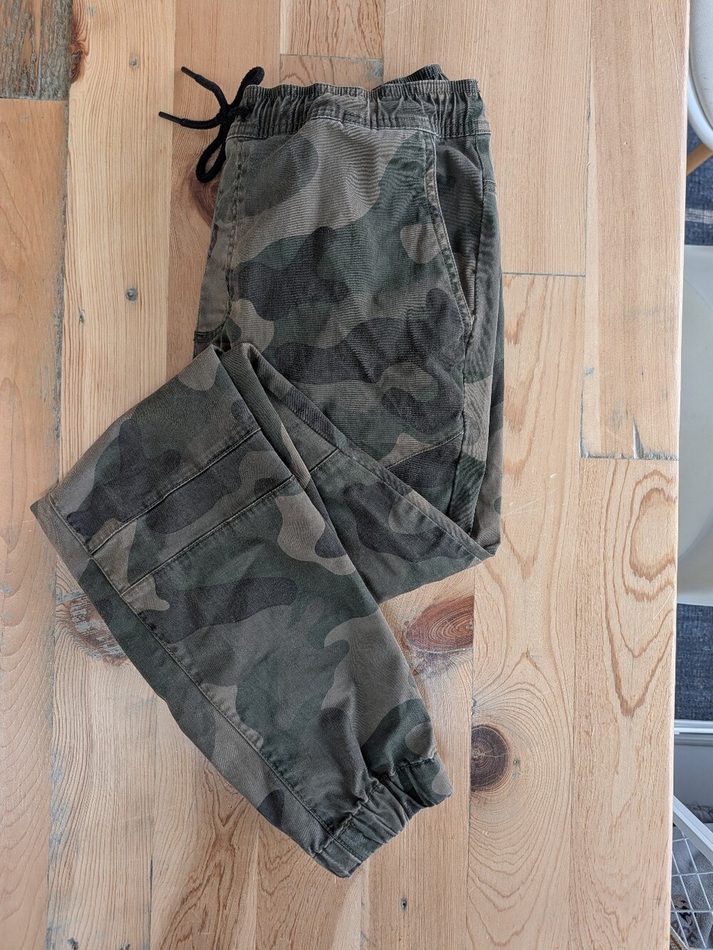 Guess Olive and Black Camo Pants Sz Small